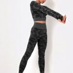 Conjunto desportivo de camuflagem com leggings e top curto