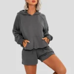 Conjunto desportivo com calções e camisola