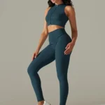 Conjunto desportivo com leggings caneladas e top com fecho