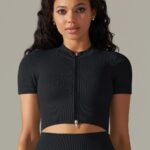 Camisola desportiva com fecho e mangas curtas