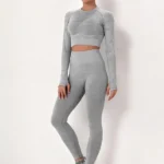 Conjunto desportivo de camuflagem com leggings e top curto