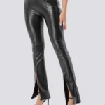 Leggings de imitação de couro, evasê e com fenda