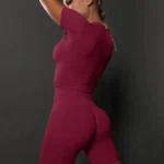 Conjunto desportivo com calções e top curto sem costuras