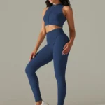 Conjunto desportivo com leggings caneladas e top com fecho
