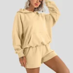 Conjunto desportivo com calções e camisola