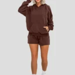 Conjunto desportivo com calções e camisola
