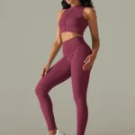 Conjunto desportivo com leggings caneladas e top com fecho
