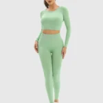 Conjunto desportivo com leggings e top curto