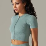 Camisola desportiva com fecho e mangas curtas