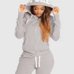 Conjunto desportivo com calças de treino e camisola