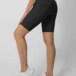 Calções desportivos com bolso