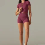 Conjunto desportivo com calções e top com fecho