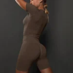 Conjunto desportivo com calções e top curto sem costuras