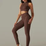 Conjunto desportivo com leggings caneladas e top com fecho