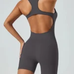 Fato de treino com calções e costas nuas