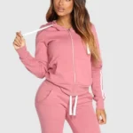 Conjunto desportivo com calças de treino e camisola
