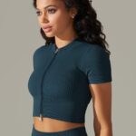 Camisola desportiva com fecho e mangas curtas