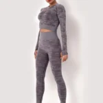 Conjunto desportivo de camuflagem com leggings e top curto