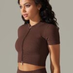 Camisola desportiva com fecho e mangas curtas