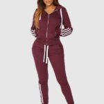 Conjunto desportivo com calças de treino e camisola