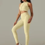 Conjunto desportivo com leggings caneladas e top com fecho
