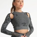 Top curto desportivo em malha camuflada