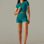 Conjunto desportivo com calções e top com fecho
