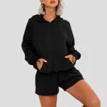 Conjunto desportivo com calções e camisola