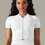 Camisola desportiva com fecho e mangas curtas
