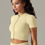 Camisola desportiva com fecho e mangas curtas