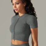 Camisola desportiva com fecho e mangas curtas
