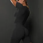 Conjunto desportivo com calções e top curto sem costuras