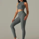 Conjunto desportivo com leggings caneladas e top com fecho