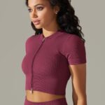 Camisola desportiva com fecho e mangas curtas