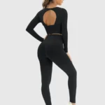 Conjunto desportivo com leggings e top curto