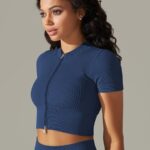 Camisola desportiva com fecho e mangas curtas
