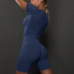 Conjunto desportivo com calções e top curto sem costuras