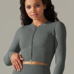Camisola desportiva com fecho e mangas compridas
