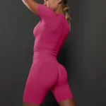 Conjunto desportivo com calções e top curto sem costuras