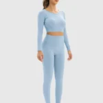 Conjunto desportivo com leggings e top curto