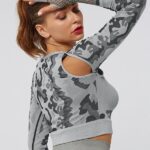 Top curto desportivo em malha camuflada