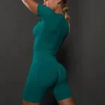 Conjunto desportivo com calções e top curto sem costuras
