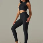 Conjunto desportivo com leggings caneladas e top com fecho