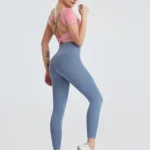 Conjunto desportivo com leggings e t-shirt de manga curta