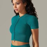 Camisola desportiva com fecho e mangas curtas