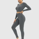 Conjunto desportivo com leggings e top curto