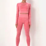 Conjunto desportivo de camuflagem com leggings e top curto