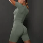Conjunto desportivo com calções e top curto sem costuras
