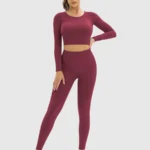 Conjunto desportivo com leggings e top curto
