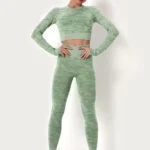 Conjunto desportivo de camuflagem com leggings e top curto